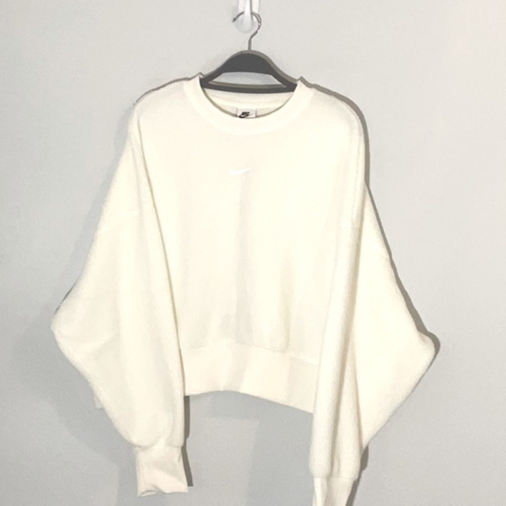 Nike women’s cropped creamy white sweatshirt